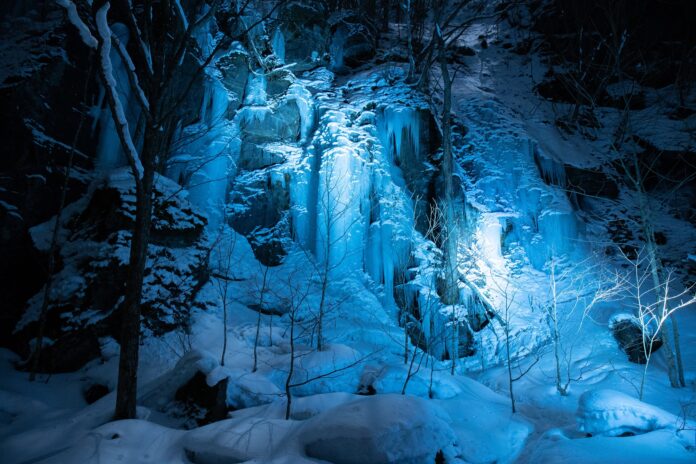 冬の奥入瀬渓流で雪と氷の芸術に出会う『奥入瀬渓流氷瀑ツアー』のメイン画像