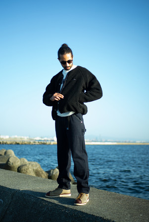 クラウドファンディングで「860万円」を集めた「釣り特化型パンツ」の「デニムバージョン」Makuakeにて先行予約販売を開始のサブ画像4_Fisherman’s Denim Workpants｜KAKUSHI着用