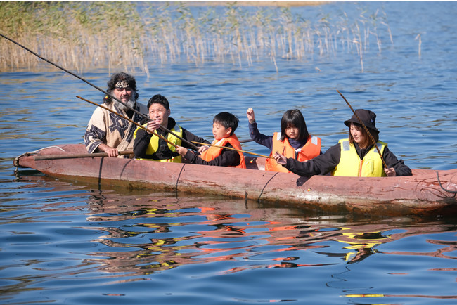 「狩猟の時」体験モニターツアー実施のサブ画像7_阿寒湖にてアイヌ丸木舟に乗っての魚釣り体験