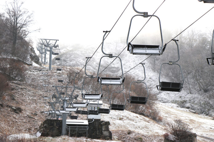 グランスノー奥伊吹「初冠雪」！標高１０００m以上のスキー場のゲレンデが「雪化粧」！スキー場は１２月１８日（土）オープン予定！のメイン画像