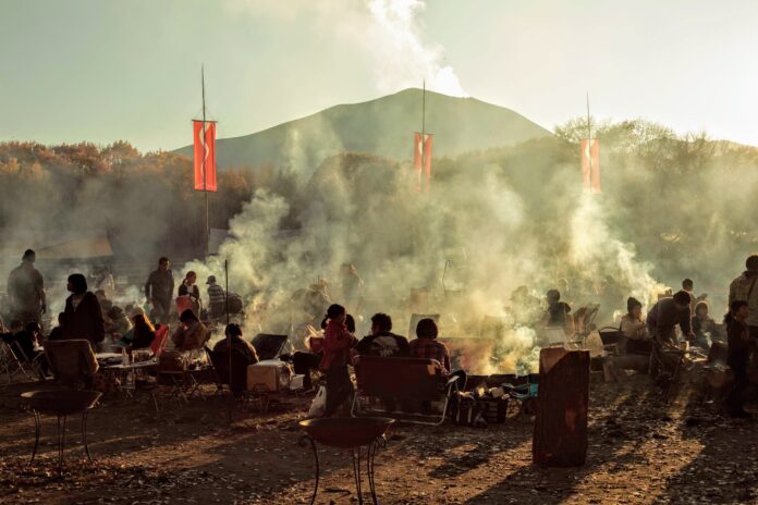 キャンプ場「北軽井沢スウィートグラス」が、はだかの火に集う焚き火イベント『アサマ狼煙』を開催のメイン画像