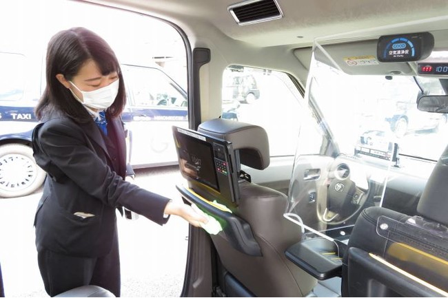 日本交通の観光タクシーに新たなツアーが登場　「サイクリングタクシー」サービス開始のサブ画像4_車内清掃の様子（イメージ）