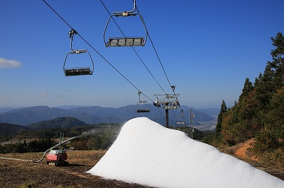 スキージャム勝山　1日300㌧の造雪能力を誇る人工造雪機本格稼働のメイン画像