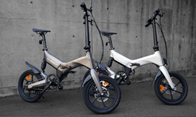 iFデザイン賞受賞のデザインが話題の折りたたみ式電動アシスト自転車「ONEBOT S7（ワンボット エスセブン）」がMakuakeから日本初上陸のサブ画像2_（写真左：特別仕様車「プレミアムブラック」、写真右「プラチナメタリック」）