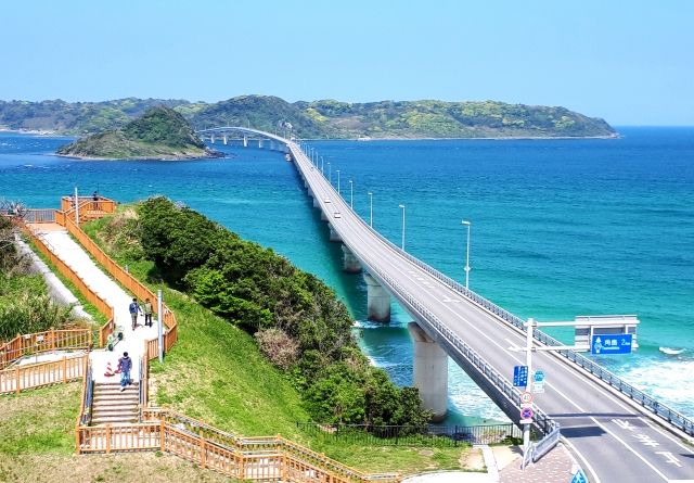 青い海の間を緑の島へとのびる1本の橋。渡ってみたい 日本の橋ランキング1位は「角島大橋」のメイン画像