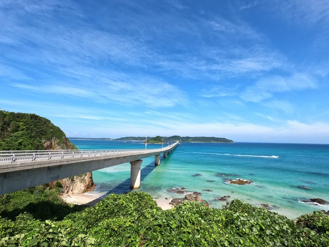 青い海の間を緑の島へとのびる1本の橋。渡ってみたい 日本の橋ランキング1位は「角島大橋」のサブ画像4