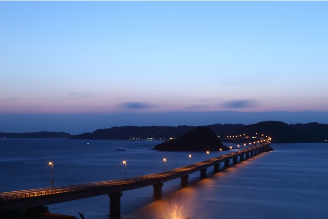 青い海の間を緑の島へとのびる1本の橋。渡ってみたい 日本の橋ランキング1位は「角島大橋」のサブ画像5