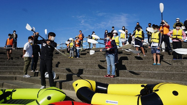 「水辺を活かしたまちづくり」の一環として「オリンピアン羽根田選手と加古川でカヌー！」を10月30日（土）に開催しましたのサブ画像2_パドルの操作説明