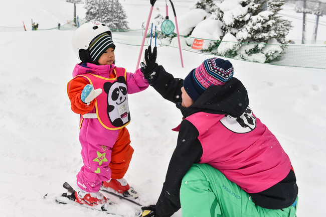 【苗場スキー場】「これからもずっと、新しいわくわくを」をコンセプトにあらゆる世代が楽しめるスノーリゾートの魅力を提案 2021年12月18日(土)オープンのサブ画像5_パンダルマンスタッフもサポート