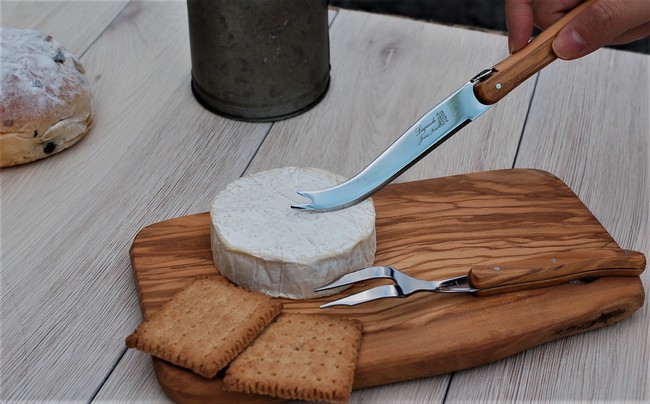 天然オリーブハンドルのチーズナイフとフォークのセット　ギフトにも最適なハイグレード紙製ＧＩＦＴ箱いりのサブ画像2