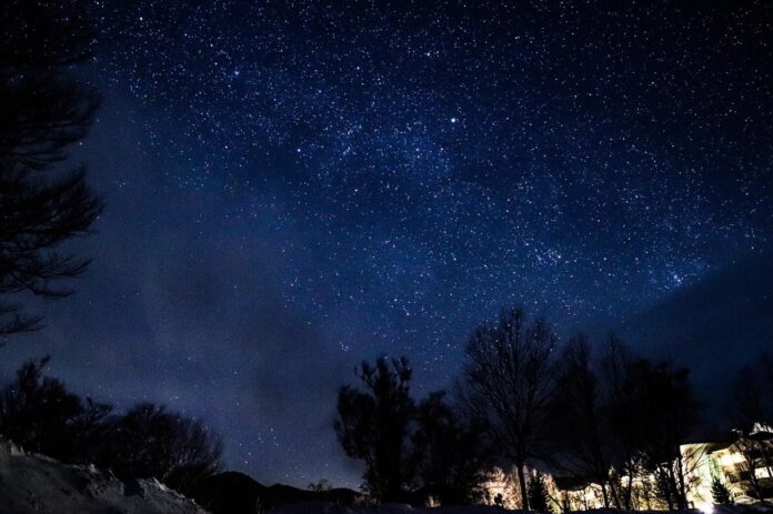 裏磐梯の夜空をスノーシューで探検する 星空観察会付「スターライトスノーシューツアー」販売開始のメイン画像