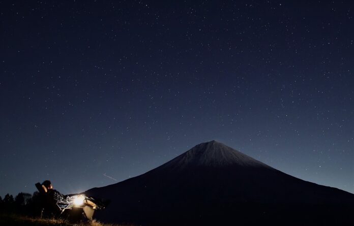 富士山と冬の夜空を満喫できるプライベート星空グランピング（12月～3月限定）【MT. FUJI SATOYAMA VACATION】のメイン画像