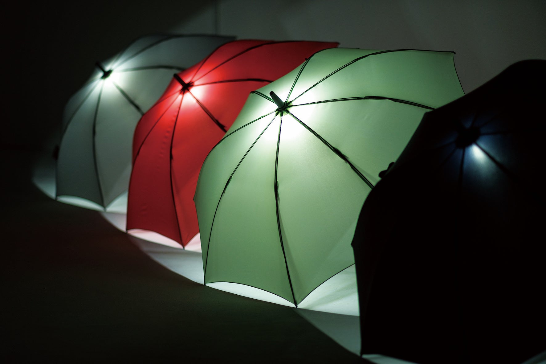 雨の夜道に安心を。LEDライトつきジャンプ傘「アンブレランタン」新発売！のサブ画像2_全4色（左からライトグレー、カーマイン、ウォーター、ミッドナイトブルー）