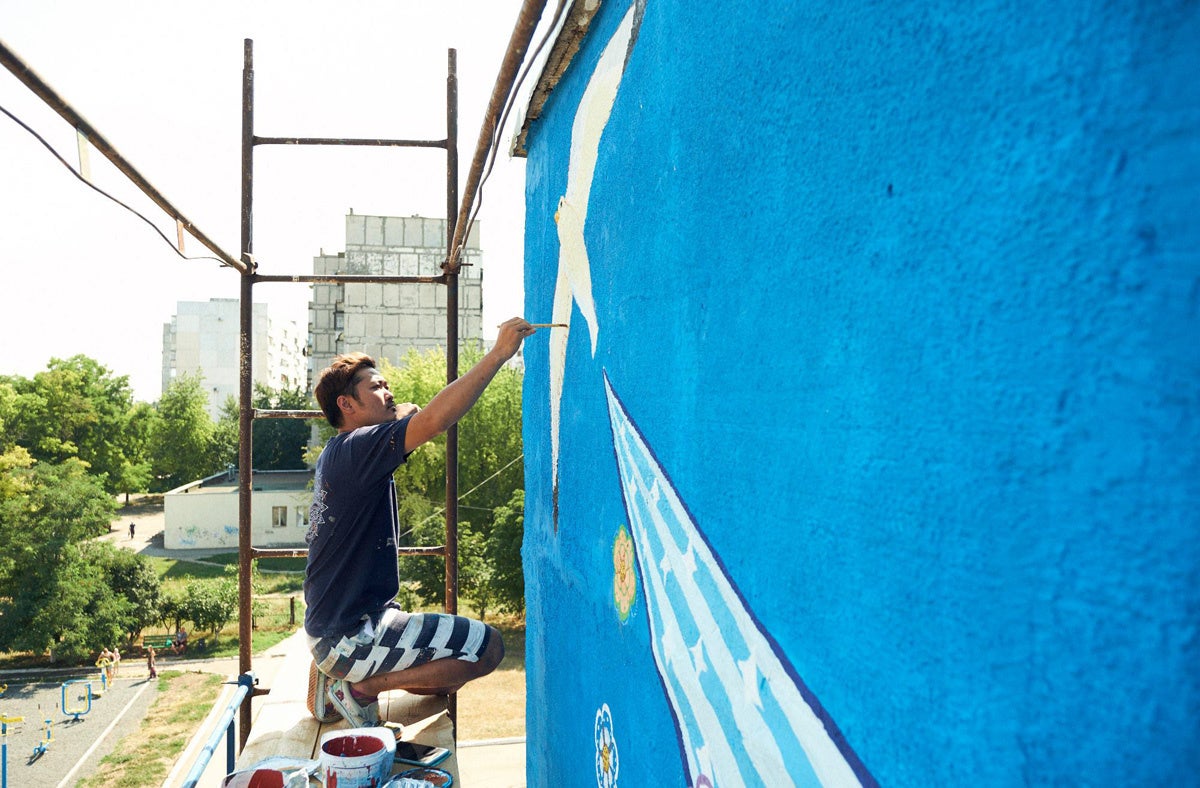 【Columbia】アーティスト ミヤザキケンスケさんが描いたマリウポリの壁画をプリントした『チャリティ T シャツ』応援購入サービス「Makuake」にて6月13日(月)より販売のサブ画像2