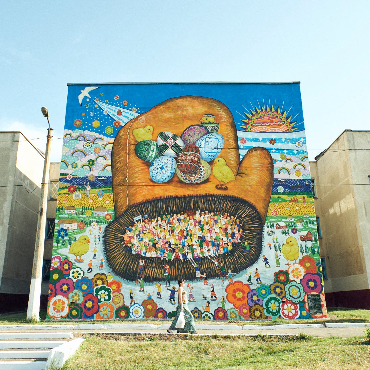 【Columbia】アーティスト ミヤザキケンスケさんが描いたマリウポリの壁画をプリントした『チャリティ T シャツ』応援購入サービス「Makuake」にて6月13日(月)より販売のサブ画像3
