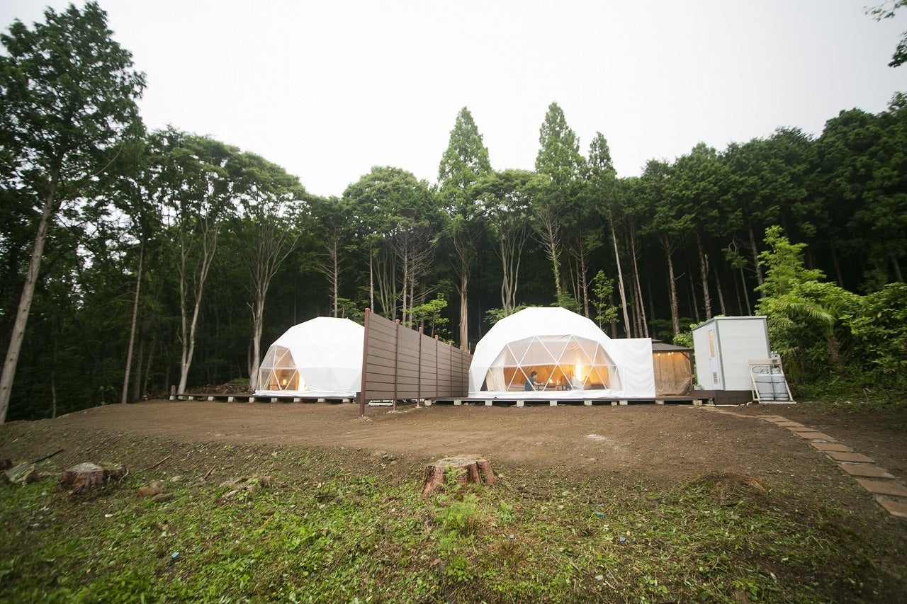 静岡県伊豆の国市初！バラ園も間近に！1日3組限定の色鮮やかなグランピング施設がオープン！【glampark 一句石】のサブ画像1