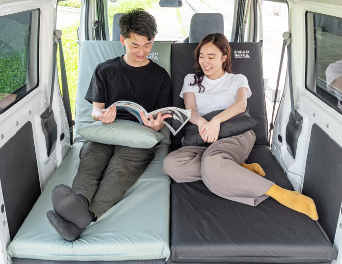 14段階リクライニング機能付きの3way車中泊マット発売！ベッド・カウチ・座椅子の3段活用で、テント泊にも使用可能。のメイン画像