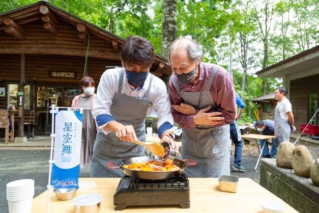 美食の国スペイン✖鳥取県食材でつくる新キャンプ飯。アウトドアのおもてなしはパエリアで！のサブ画像6_調理作業を見守るスペイン政府観光局ハイメ局長