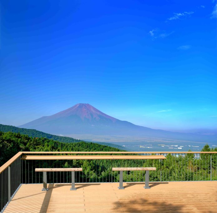 標高1150ｍの張り出しデッキから富士山を臨む！山梨県忍野村に「二十曲峠展望テラス」がオープン！初となるプロモーション動画も公開のメイン画像