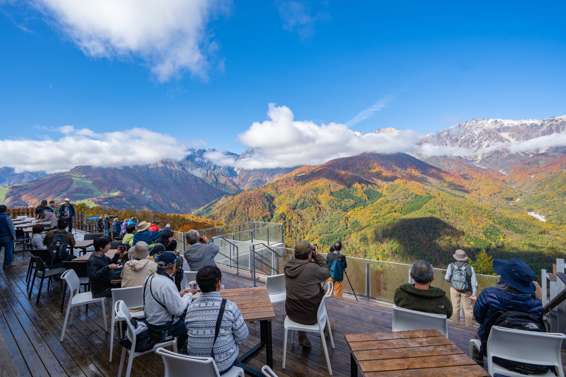 三段紅葉が見渡せる「⽩⾺岩岳マウンテンリゾート」秋季限定ナイトイベントや「第3回全日本靴飛ばし選手権」を開催、夏に続き期間限定グルメも登場のサブ画像1_絶景テラス＆カフェ「HAKUBA MOUNTAIN HARBOR」から望む紅葉