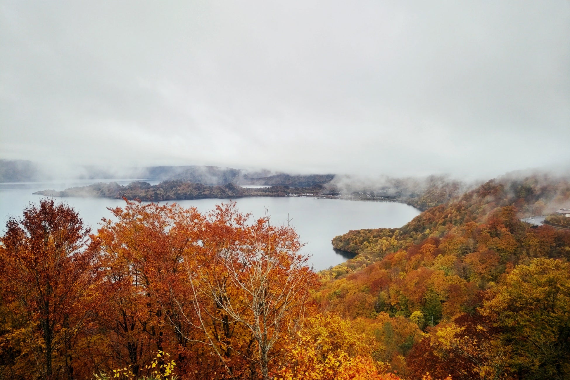 【十和田サウナ】10・11月限定、秋の “早朝” サウナスタート！　のサブ画像2_10月末、紅葉最盛期の十和田湖です。時期によっては、この紅葉に包まれてのサウナも