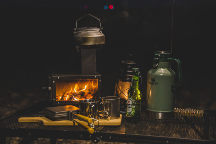 テーブルに置いて、揺れる炎を見ながらキャンプ飯を楽しめるコンパクト薪ストーブ「Dear Stove」をMakuakeで先行販売を開始しました。のメイン画像