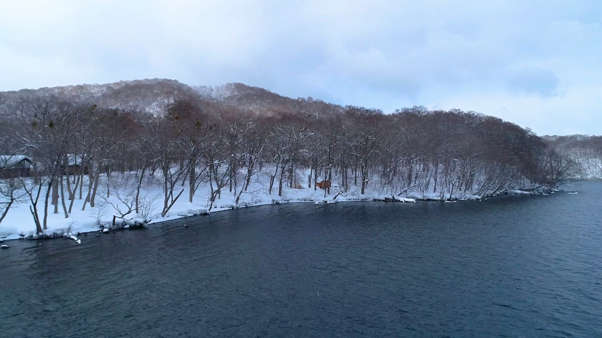 【十和田サウナ】雪中のネイチャー体験「冬サウナ」受付開始のサブ画像1_1月の十和田湖は静謐なモノクロームの世界が広がります。
