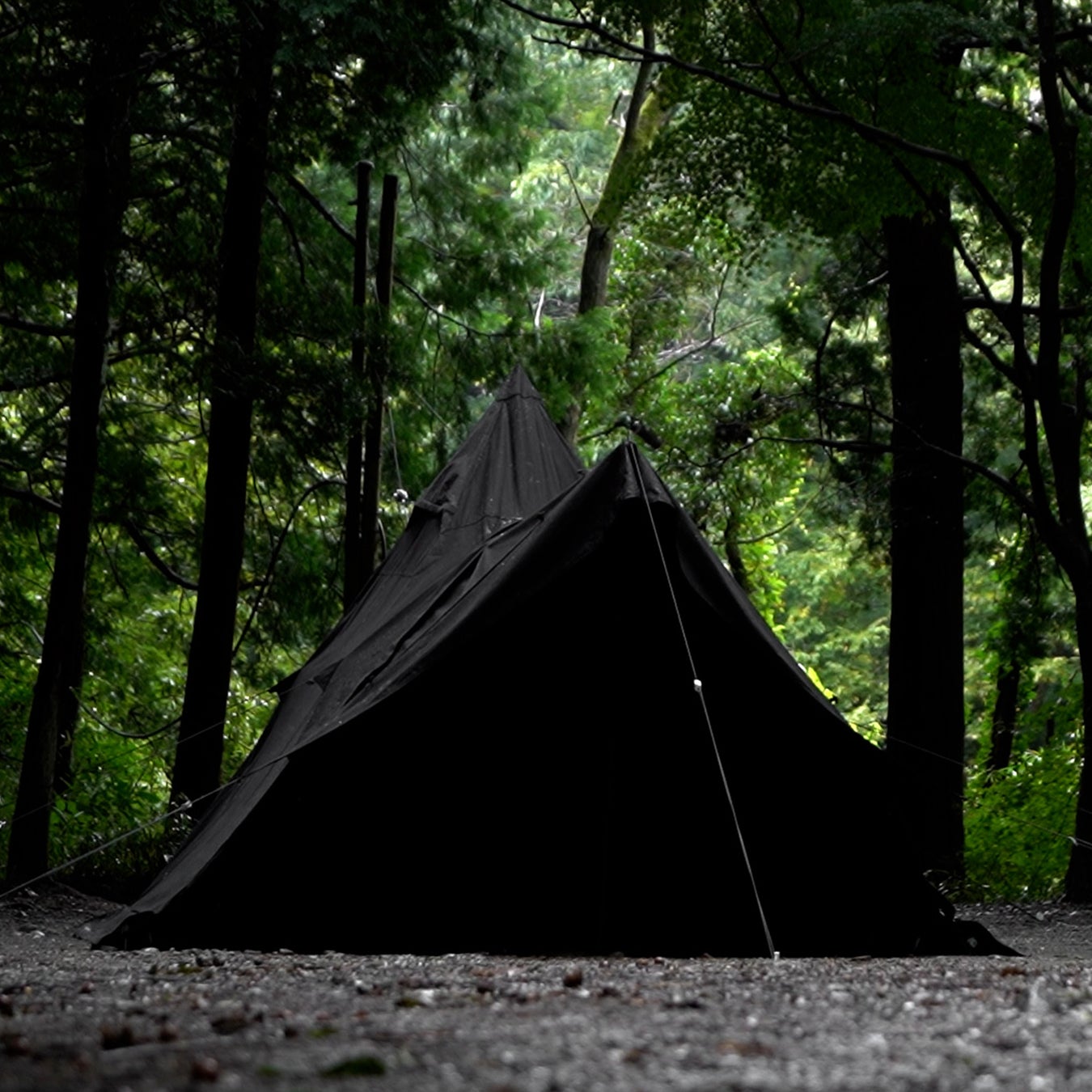 確かな存在感で渋いソロキャンプを。黒いワンポールTCテントが数量限定で予約販売を開始！のサブ画像1