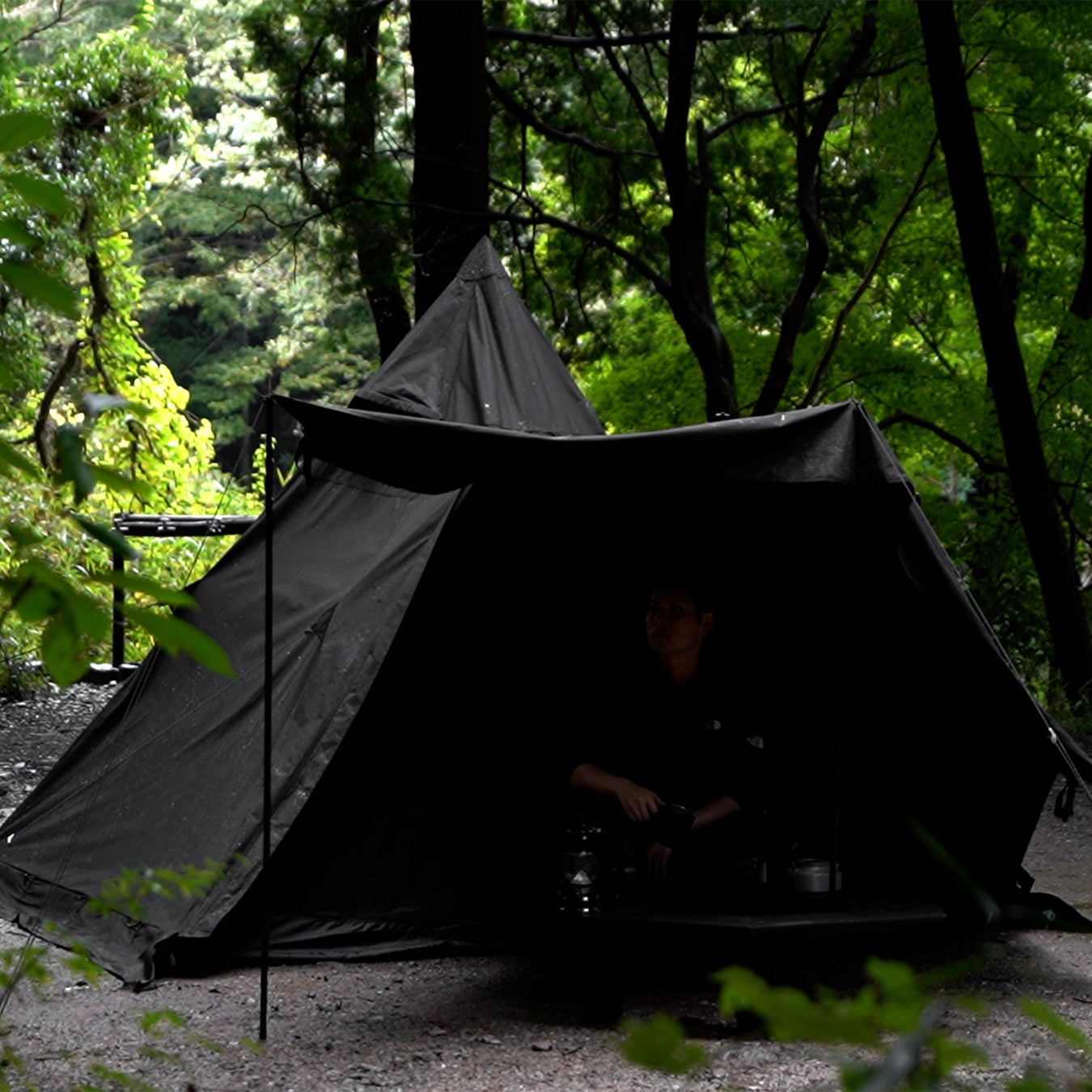 確かな存在感で渋いソロキャンプを。黒いワンポールTCテントが数量限定で予約販売を開始！のサブ画像3