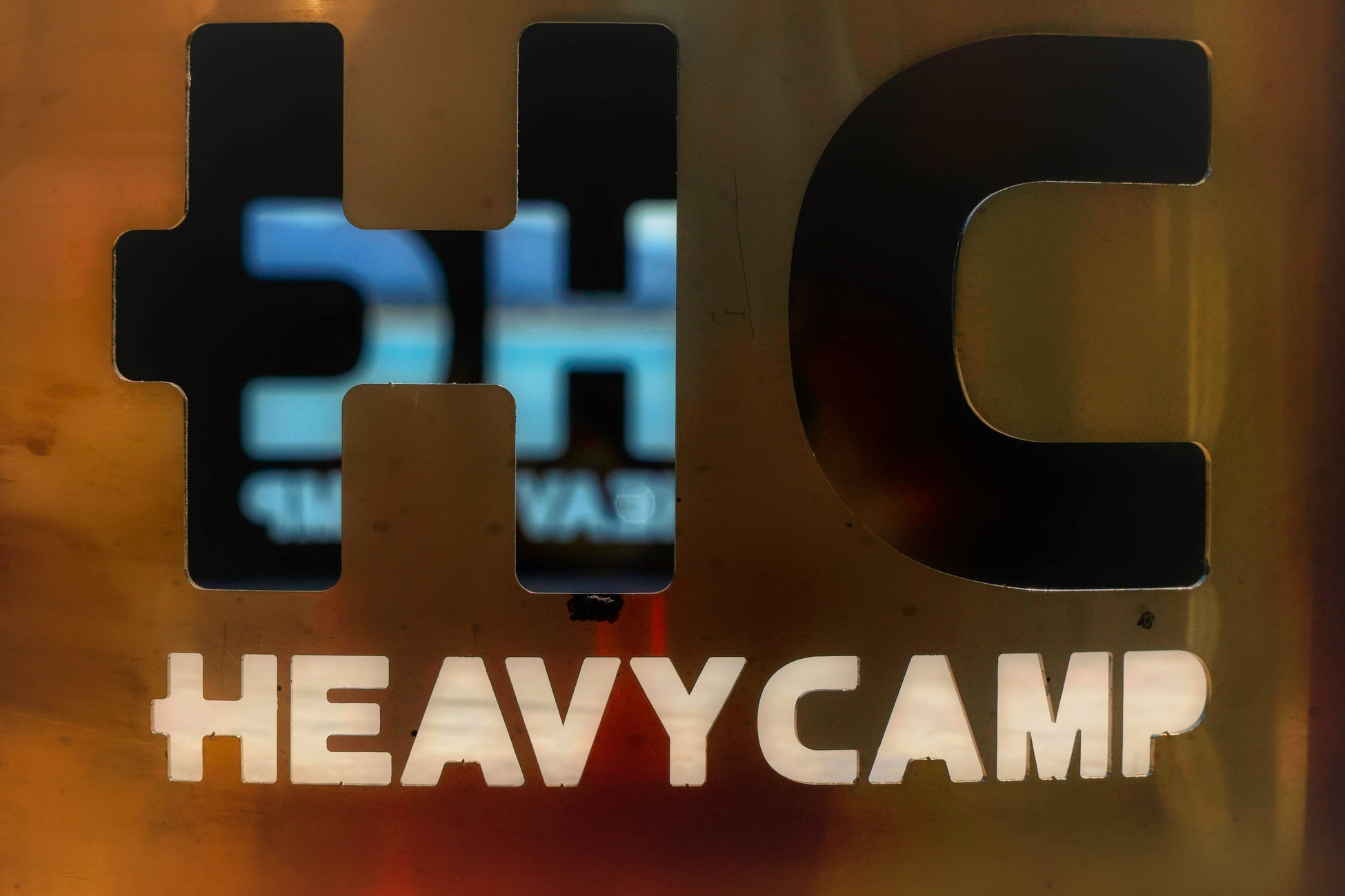アウトドアコミュニケーションブランド “ HEAVY CAMP ” から スタンディング焚き火台　　“ Lo ”　発売（国際特許出願済）のサブ画像5_ブランドロゴ