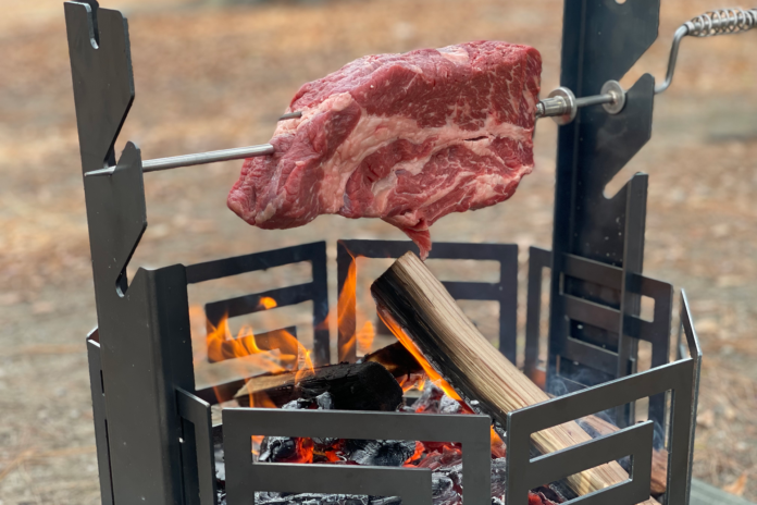 お肉をグルグル回して焼ける焚火台『インフィニティ肉焼きセット』が登場。CAMPFIREにて12月20日から先行発売開始のメイン画像