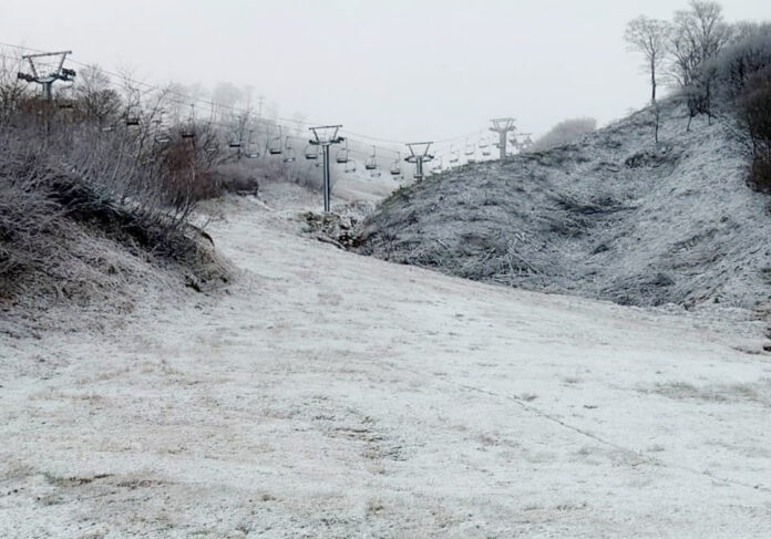 グランスノー奥伊吹「初冠雪」！！標高１０００m以上のスキー場のゲレンデが「雪化粧」！！スキー場は１２月１７日（土）オープン予定！！のメイン画像