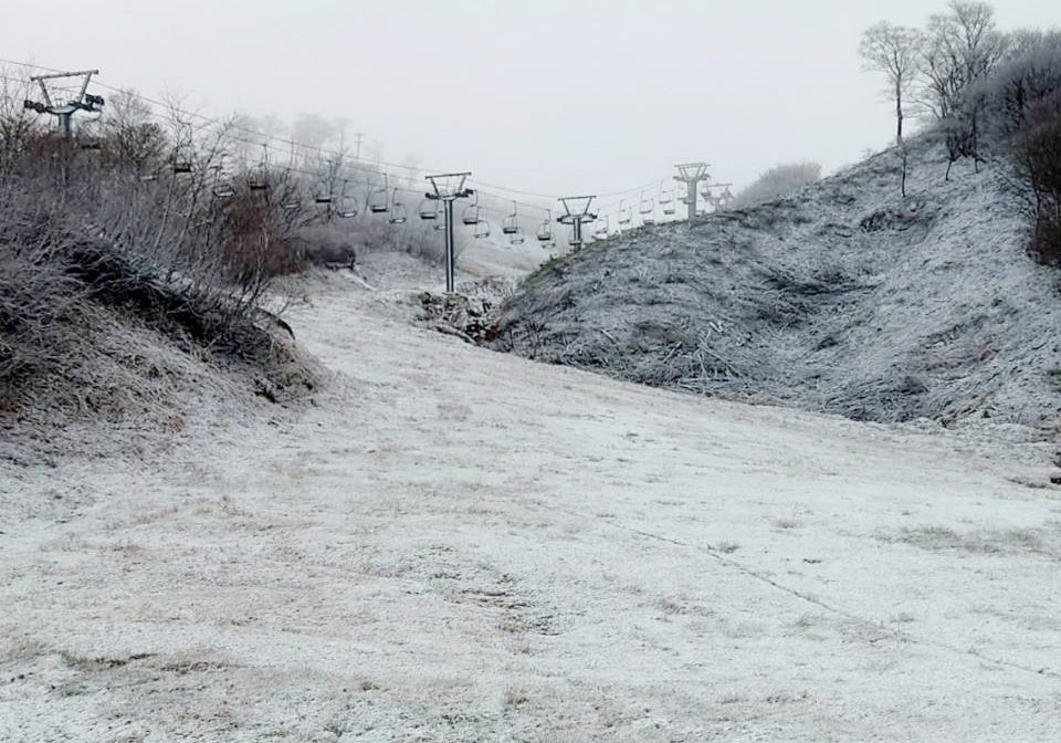 グランスノー奥伊吹「初冠雪」！！標高１０００m以上のスキー場のゲレンデが「雪化粧」！！スキー場は１２月１７日（土）オープン予定！！のサブ画像1_グランスノー奥伊吹「初冠雪」
