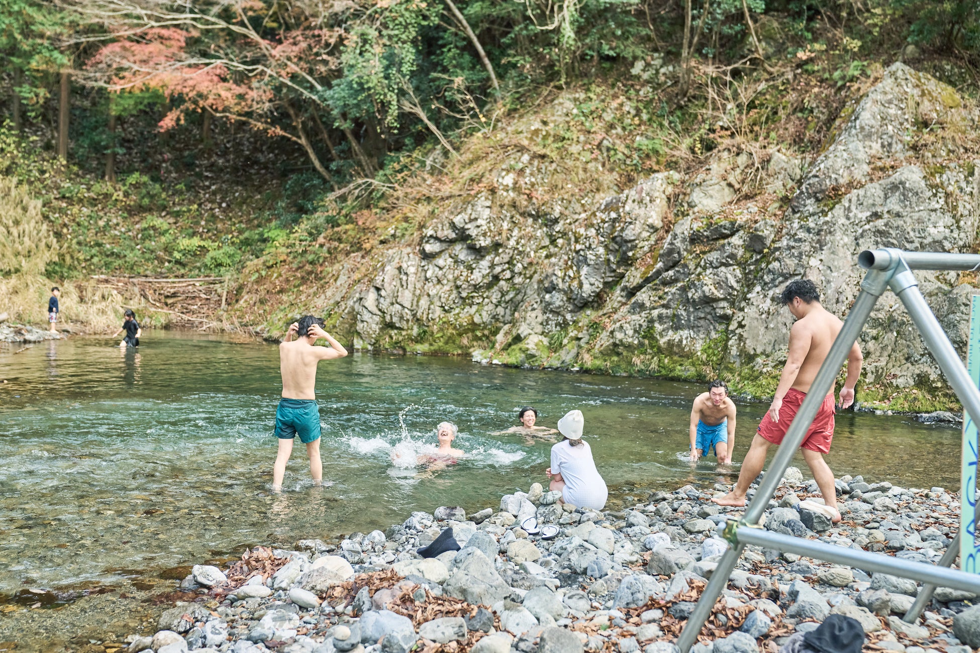 檜原村の環境保全を掲げ、HINOKO TOKYOでサウナイベントを開催！川を愛する仲間たちと、秋川のめぐみを楽しみ、感謝する1日。のサブ画像2_サウナ後に秋川に飛び込む参加者たち