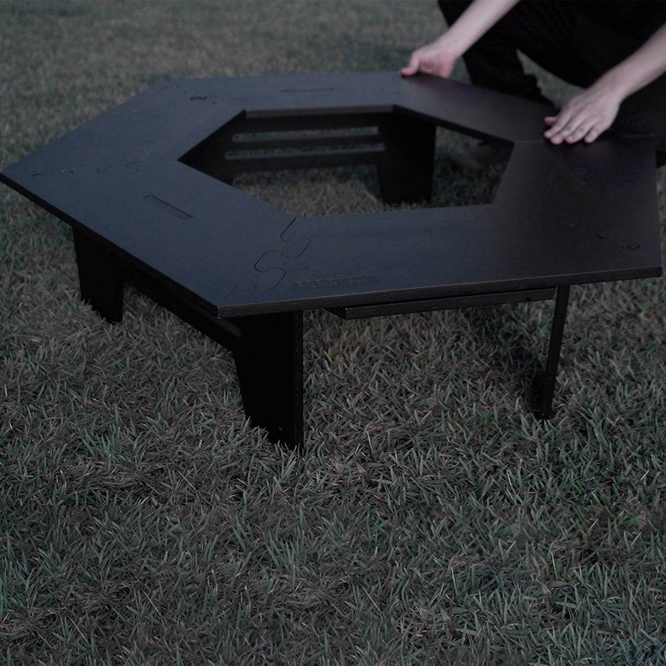 ウッドを黒く染め上げたオールブラックのヘキサテーブルが200個限定生産にて予約販売を開始！のサブ画像8