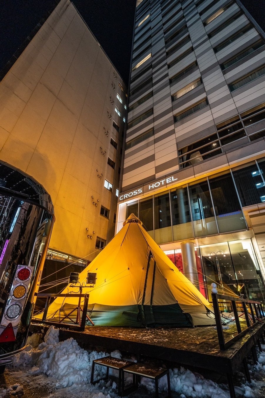 【クロスホテル札幌】札幌駅徒歩5分、ホテル前庭の焚火専用テントでウインターキャンプ「マチナカTAKIBI BAR」誕生のサブ画像3_ホテル前庭に設置（イメージ）