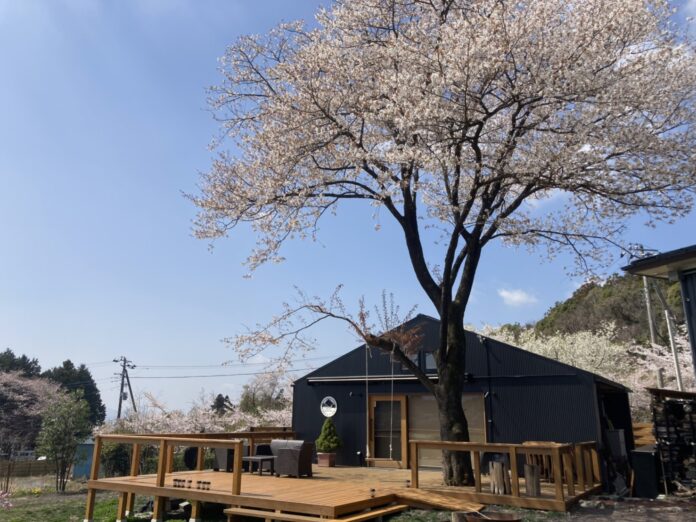 あなただけの非日常空間で、富士山と楽しむ春のサクラグランピング「MT. FUJI SATOYAMA VACATION」予約受付スタート（オリジナル地酒プレゼント×特別ミニエコツアー付き）のメイン画像
