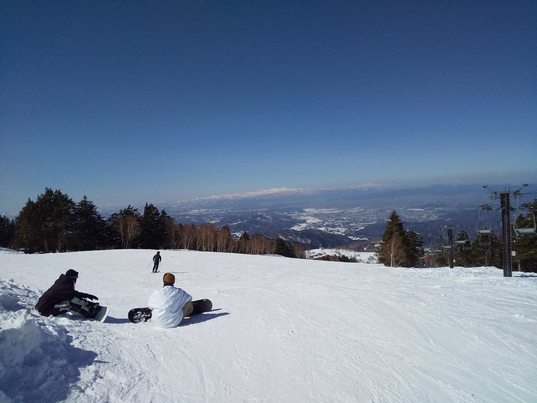 風光るゲレンデ爽やかに　天元台高原に春スキーシーズン到来！のサブ画像1_好天に恵まれたゲレンデ