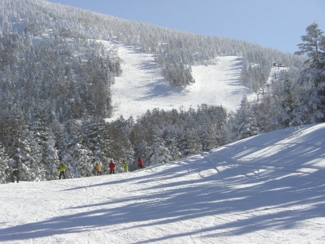 風光るゲレンデ爽やかに　天元台高原に春スキーシーズン到来！のサブ画像2_名物「白馬の騎士」を背景に滑走を楽しむ