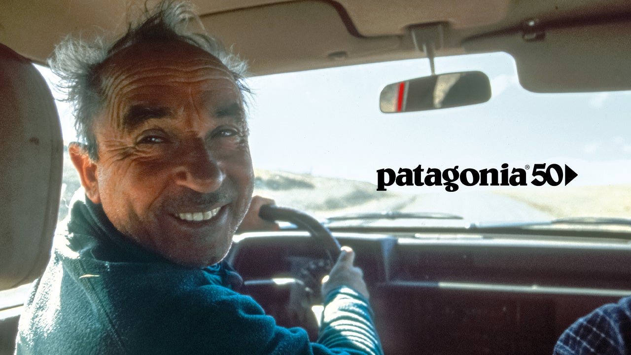 パタゴニア創業50周年 – 独特な事業のサブ画像1_2022年9月のパタゴニア最優秀社員となったイヴォン・シュイナードは、アルゼンチンのティエラ・デル・フエゴに差しかかるときはいつもご機嫌。Tom Montgomery 