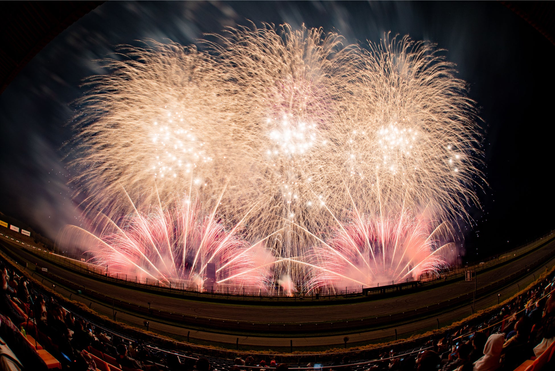 オートポリスで１万発の打ち上げ花火！「天空 ｄｅ ＨＡＮＡＢＩ」ＣＲＯＳＳ ＤＲＯＮＥ ＦＡＮＴＡＳＩＡを５月３日（水・祝）に開催！のサブ画像3_グランドスタンド１