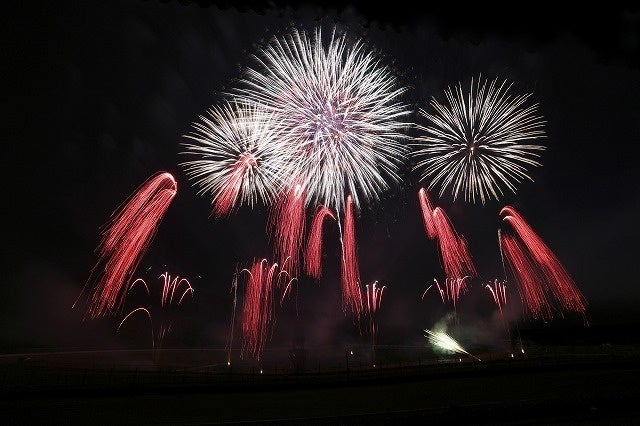 オートポリスで１万発の打ち上げ花火！「天空 ｄｅ ＨＡＮＡＢＩ」ＣＲＯＳＳ ＤＲＯＮＥ ＦＡＮＴＡＳＩＡを５月３日（水・祝）に開催！のサブ画像5_グランドスタンド３３