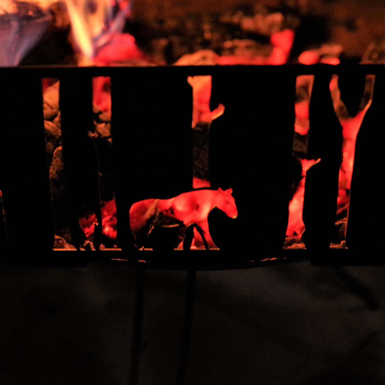信州発！異業種コラボのキャンプ用品。焚き火の「木漏れ日」に癒される－焚火台ライフハック『KOMOREび』のサブ画像10_クリと馬
