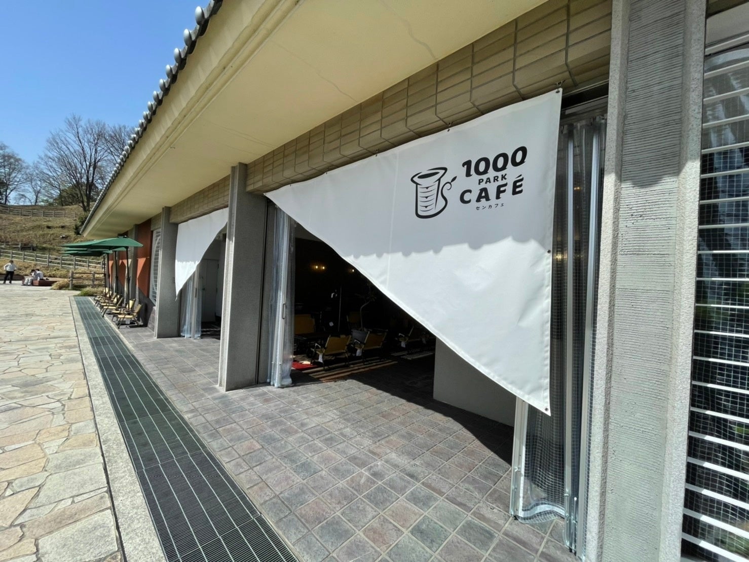 奈良県橿原市新沢千塚古墳群公園内に新しい観光スポット「1000 PARK CAFÉ」（センカフェ）が3 月25 日にオープン致します。のサブ画像1_気軽に入れるようドアフリーの入口