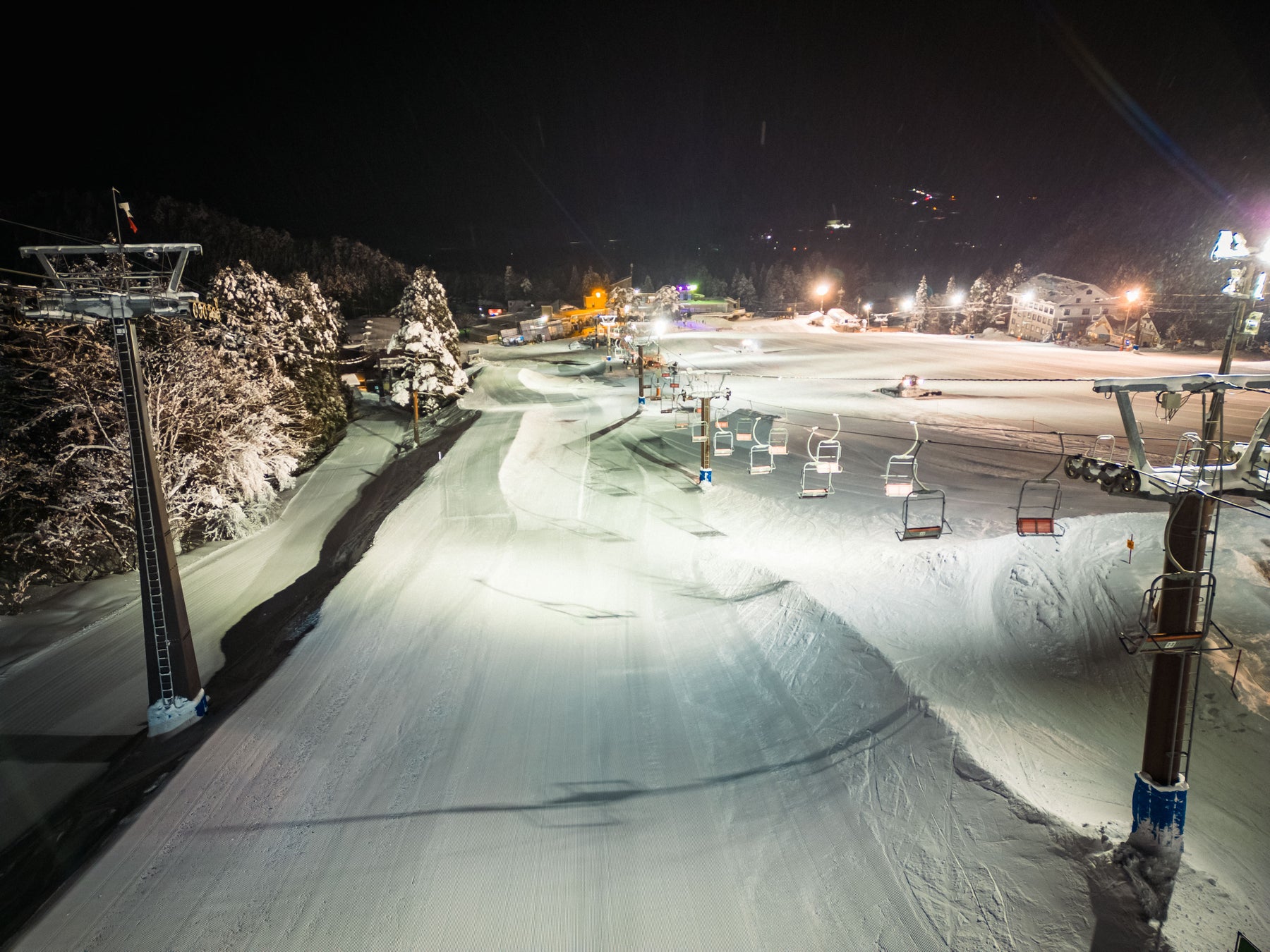 【コロナ禍でも2季連続 過去最多】長野県エイブル白馬五竜スキー場100％再生可能エネルギー稼働の”五竜ナイター” 22-23シーズン入場者数21,036人の売上新記録！スキー場は～5/7営業予定のサブ画像5_大きなジャンプをするためのキッカーはない。地形や雪のウネリが美しい造雪パークコースはナイター時の光と影でさらに美しい。