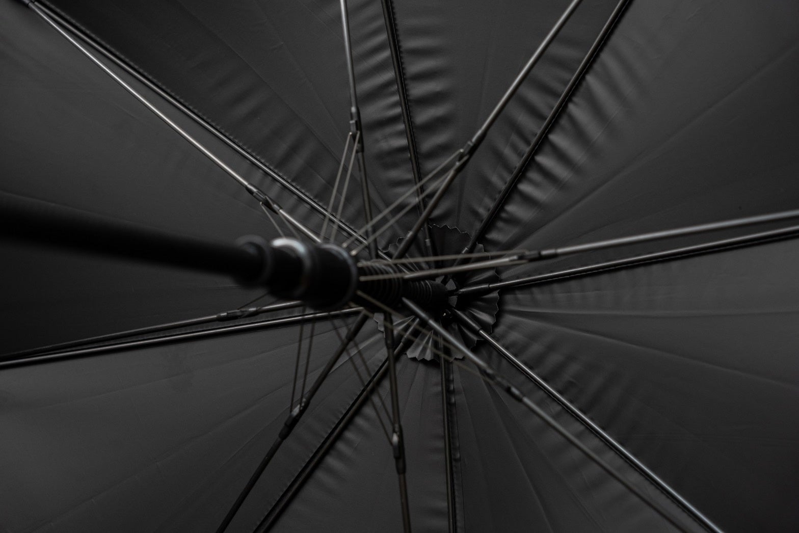 カーボンファイバー製の紳士傘「Carbrella(カーブレラ)」クラウドファンファンディング「GREEN FUNDING」で5月12日(金)～6月15日(木)先行販売を実施！のサブ画像2