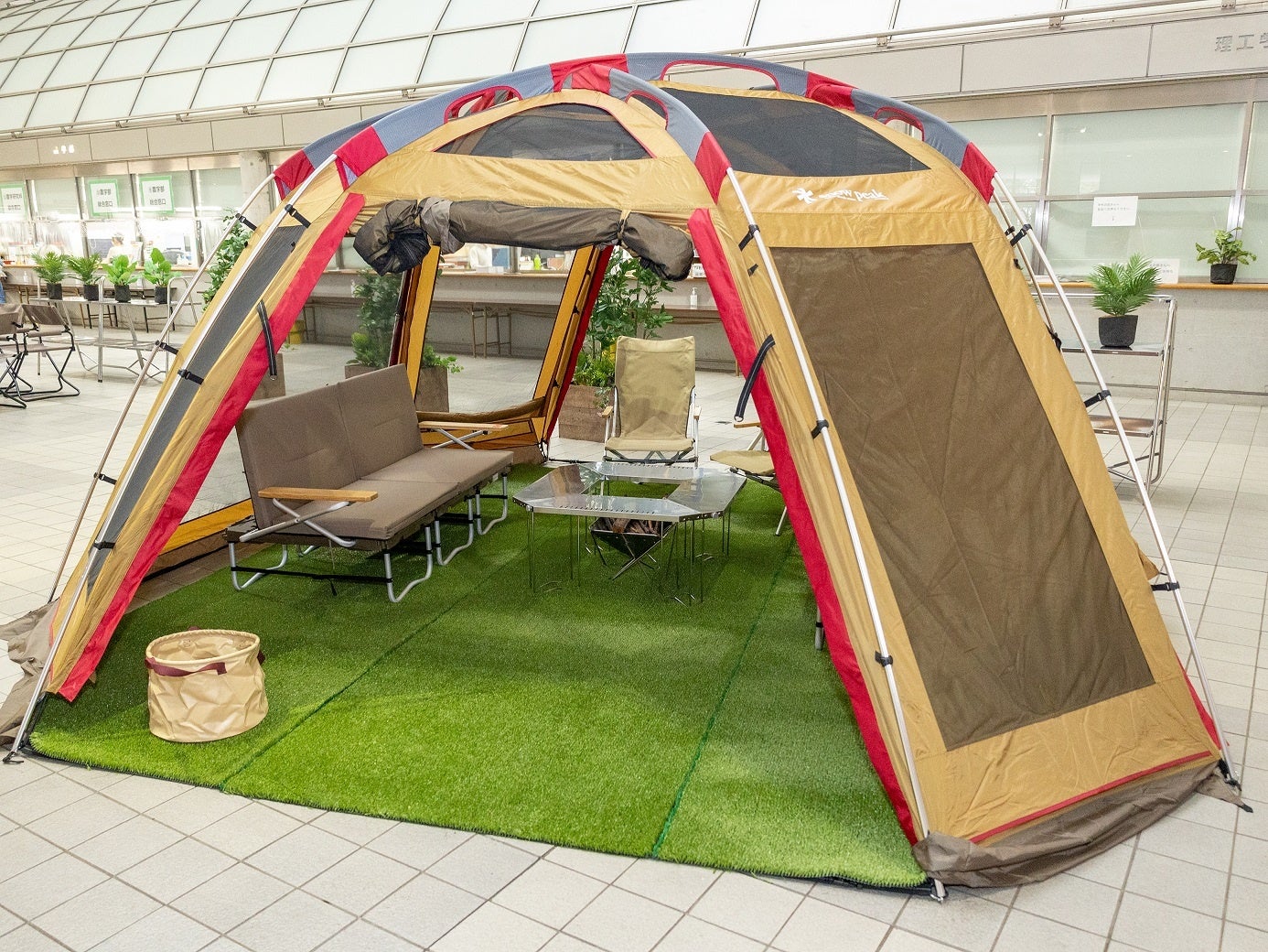 都心型キャンパスに新たな交流空間のサブ画像1_スノーピーク寄贈のキャンプ用品 （生田キャンパス）