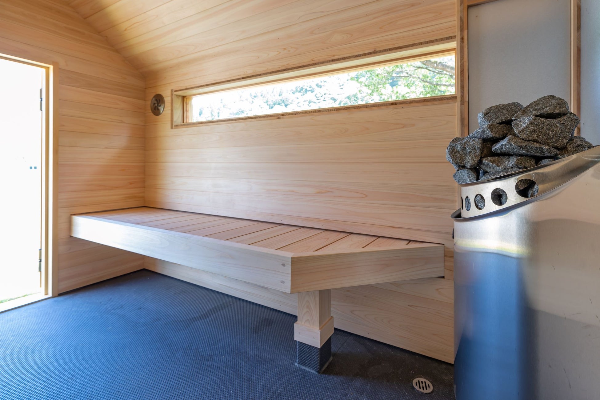 「N-sauna」誕生！五塔熱子モデルの人と自然にやさしい新型CLTサウナユニットのサブ画像4_N-sauna内観とストーブ