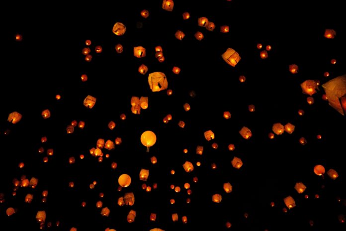 【非日常体験】淡いオレンジ色の灯りに包まれる幻想的な夜空。村山市の体験型グランピング施設yamagata glamが夏のメインイベント「スカイランタンナイト」を開催。のメイン画像