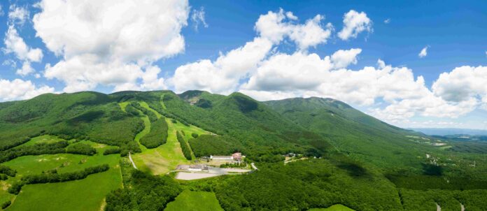 リフトで一気に標高１，３５０mへ!　岩手「網張温泉展望リフト」が８月5日から今シーズンの営業を開始　夏は涼を、秋は紅葉の空中散歩を楽しもうのメイン画像